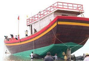 Hạ thủy tàu cá vỏ thép theo nghị định 67 bằng phao túi khí tại Quảng Bình.