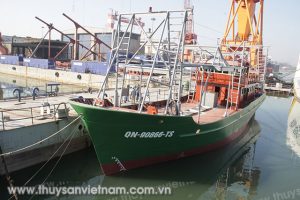 Hạ thủy tàu cá vỏ thép công suất 829 CV khai thác xa bờ tại Quảng Ninh