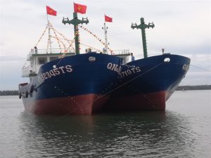 Hạ thủy tàu dịch vụ hậu cần nghề cá vỏ thép công suất lớn tại Quảng Nam