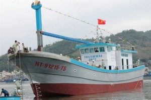 Hạ thủy tàu cá composite tại Ninh Hải, Ninh Thuận.