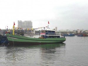 Ngư dân Đà Nẵng hạ thủy tàu vỏ thép.