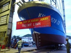 Hạ thủy tàu cá tại Khánh Hòa đầu năm 2017.